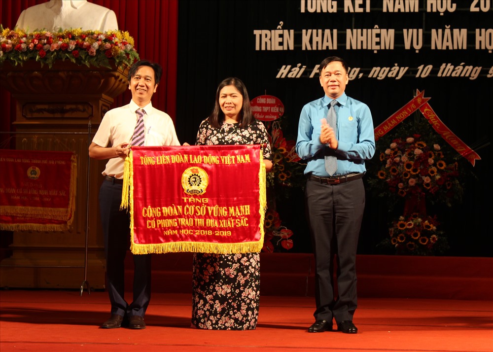 Ông Tống Văn Băng- Chủ tịch Liên đoàn lao động Hải Phòng trao cờ thi đua của Tổng Liên đoàn Lao Động Việt Nam cho công đoàn cơ sở vững mạnh.