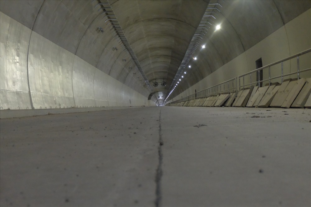 Đến nay, dự án đường cao tốc La Sơn-Túy Loan đã cơ bản hoàn thiện xong các hạng mục chính như nền, móng, mặt đường và các công trình cầu cống. Trong ảnh là mặt đường bên trong hầm đã được hoàn thiện.