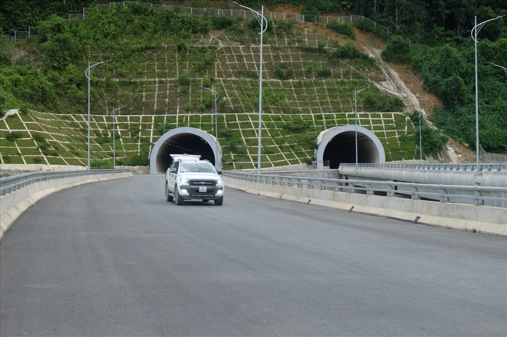 Hầm đôi Mũi Trâu hoàn toàn do Việt Nam thi công, là một trong những hầm đường bộ hiện đại nhất nước ta hiện nay.