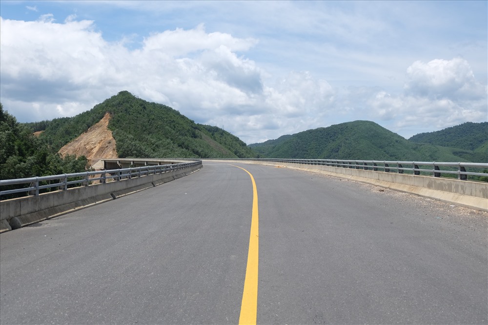 Đoạn Km0 - Km66 được thi công từ năm 2015 và đoạn Km66 +600 được thi công bổ sung năm 2018 nối liền với tuyến đường cao tốc Đà Nẵng - Quảng Ngãi.
