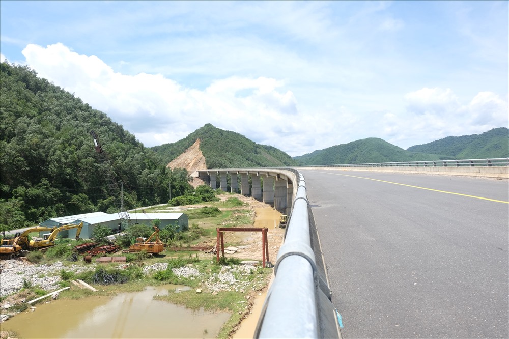 Dự án đường La Sơn - Túy Loan có tổng mức đầu tư gần 11.500 tỉ đồng, thực hiện theo hình thức xây dựng - chuyển giao (BT). Giai đoạn 1 đầu tư 2 làn xe, giai đoạn 2 nâng lên 4 làn xe, mặt cắt ngang rộng 23-24 mét, tốc độ cho phép 80km/giờ. Sau khi hoàn thành, tuyến đường này sẽ thông suốt với cao tốc Đà Nẵng - Quảng Ngãi, rút ngắn thời gian di chuyển từ Thừa Thiên - Huế đi Quảng Ngãi.