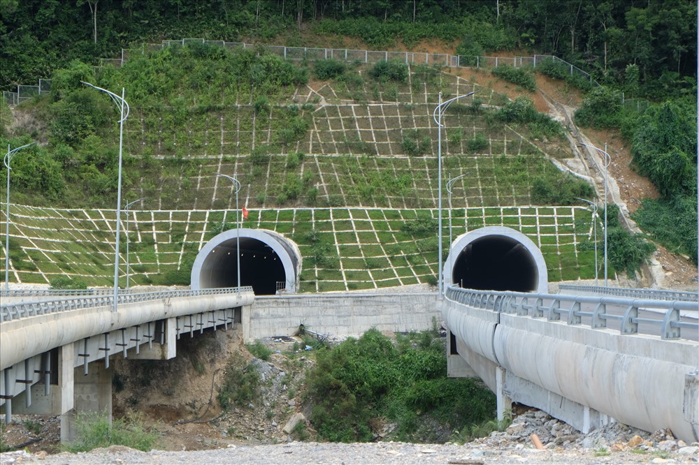 Hầm có 2 tuyến là tuyến hầm Nam Bắc và tuyến hầm Bắc Nam. Trong ảnh là hình ảnh hầm Mũi Hầm hướng Bắc Nam.