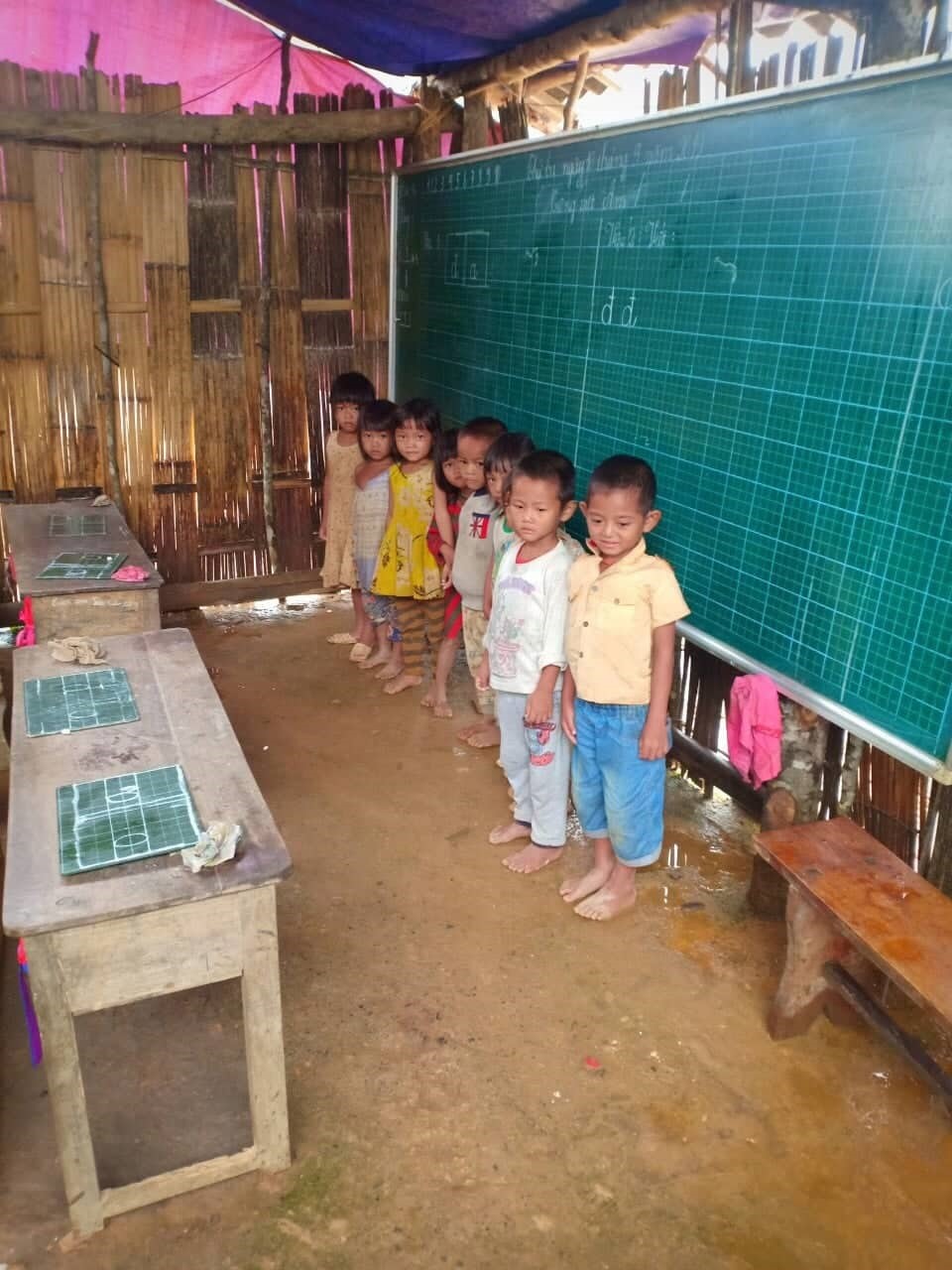 Cảnh học sinh đi học tại điểm trường Tiểu học bản Pá Sập, xã Nậm Pì, huyện Nậm Nhùn, tỉnh Lai Châu.