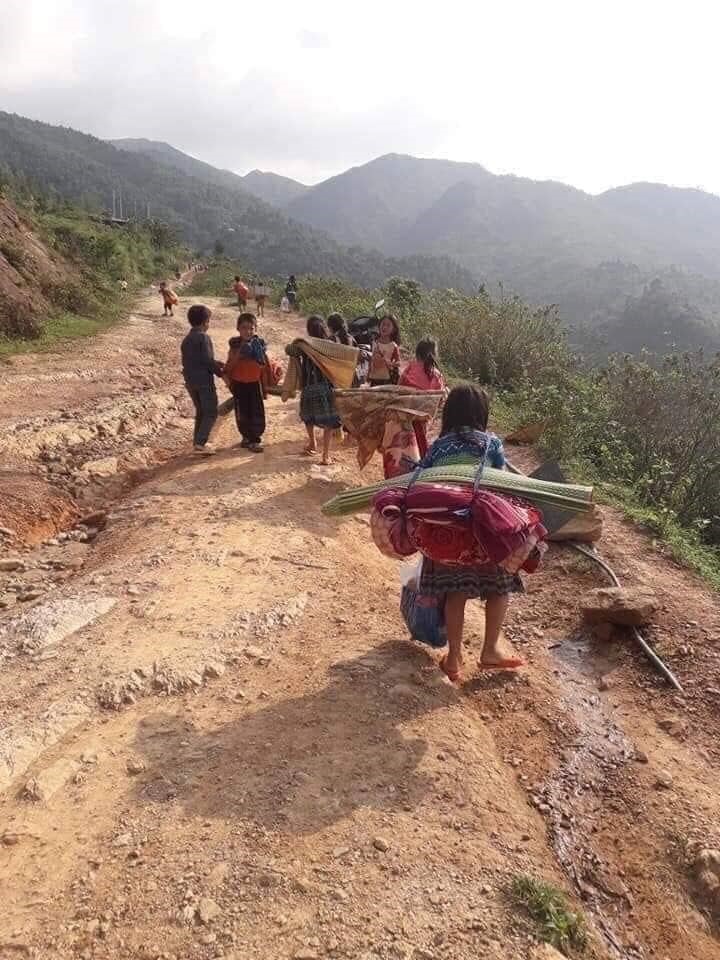Cảnh học sinh đi học tại điểm trường Tiểu học bản Pá Sập, xã Nậm Pì, huyện Nậm Nhùn, tỉnh Lai Châu.