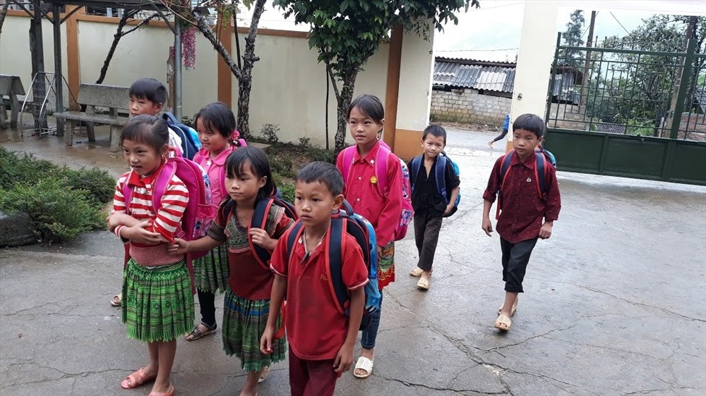 Cảnh học sinh Trường Phổ thông dân tộc bán trú Tiểu học Nàn Ma (huyện Xín Mần, tỉnh Hà Giang) đến trường.