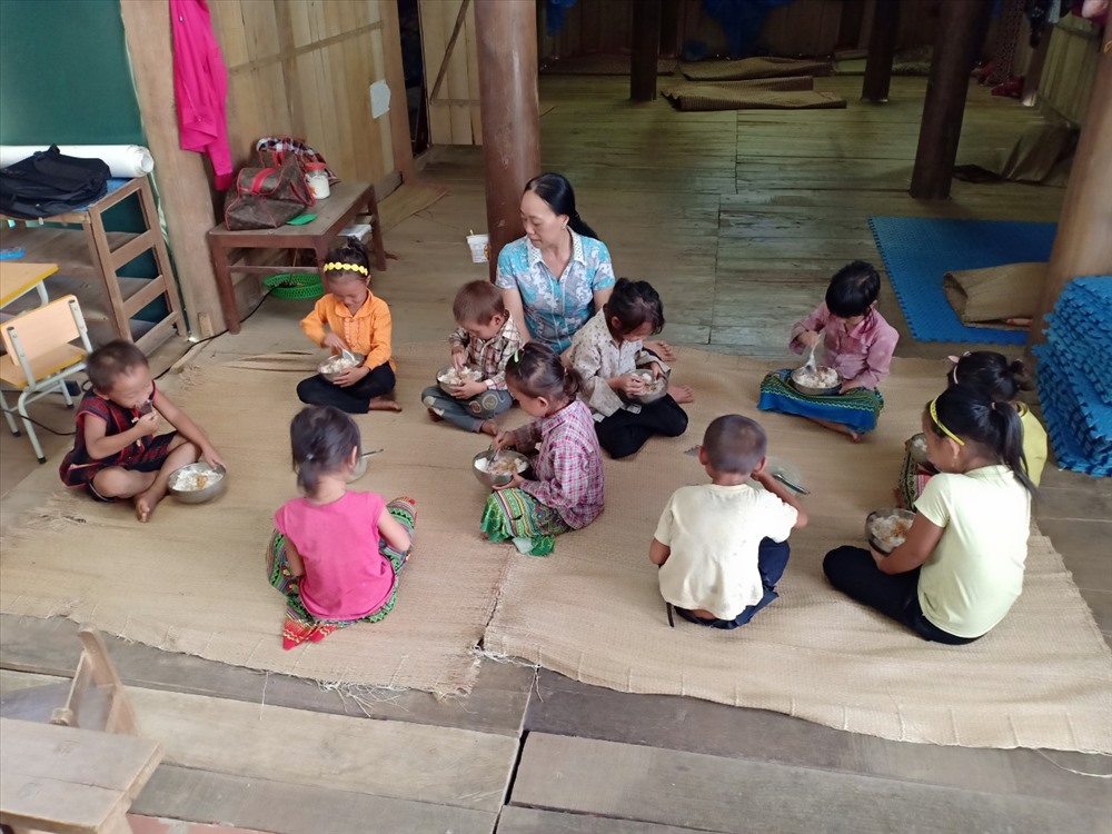 Một bữa ăn tại nhà bán trú của các em học sinh tại điểm trường Vằng Dọoc thuộc Trường tiểu học Bình Trung, huyện Chợ Đồn, tỉnh Bắc Kan.