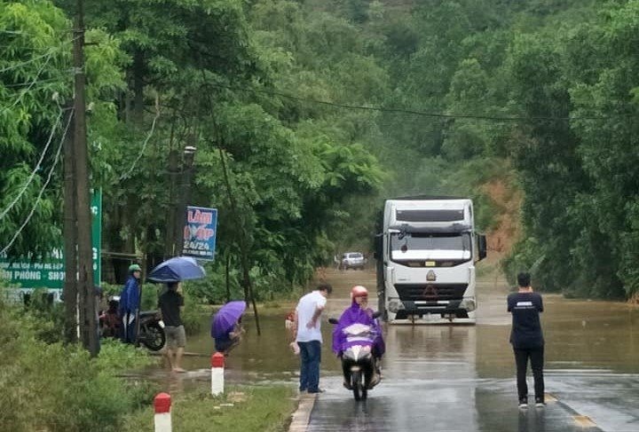 Tuyến QL2 Tuyên Quang - Hà Giang bị ngập úng khiến giao thông ùn ứ. Ảnh: atgt.vn.