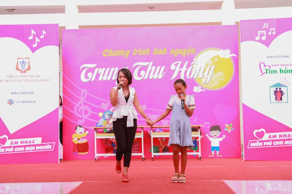 Thái Thuỳ Linh và con gái nhiệt tình biểu diễn trên sân khấu chương trình “Trung thu Hồng“. Ảnh: NVCC.