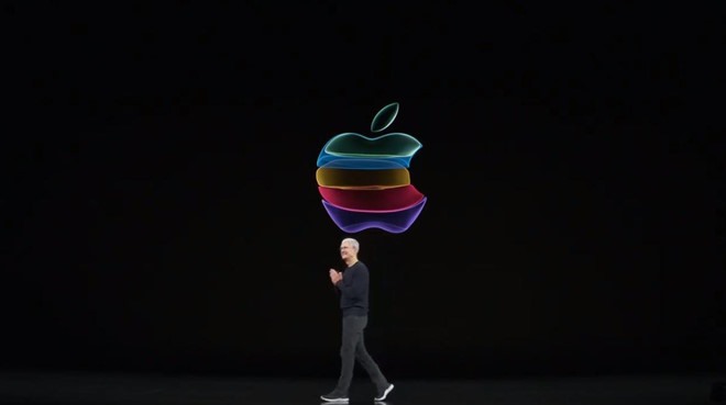 Tim Cook, Giám đốc điều hành Apple bước lên sân khấu, sự kiện ra mắt iPhone mới chính thức bắt đầu.