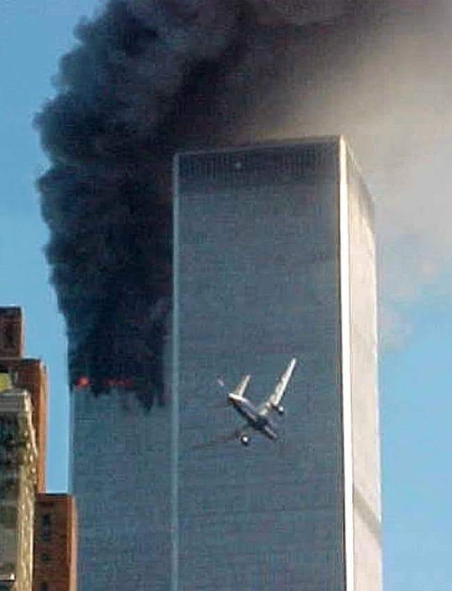 Máy bay của United Airlines - chuyến bay số 175 sắp lao vào tòa tháp thứ hai của Trung tâm Thương mại Thế giới. Ảnh: AP