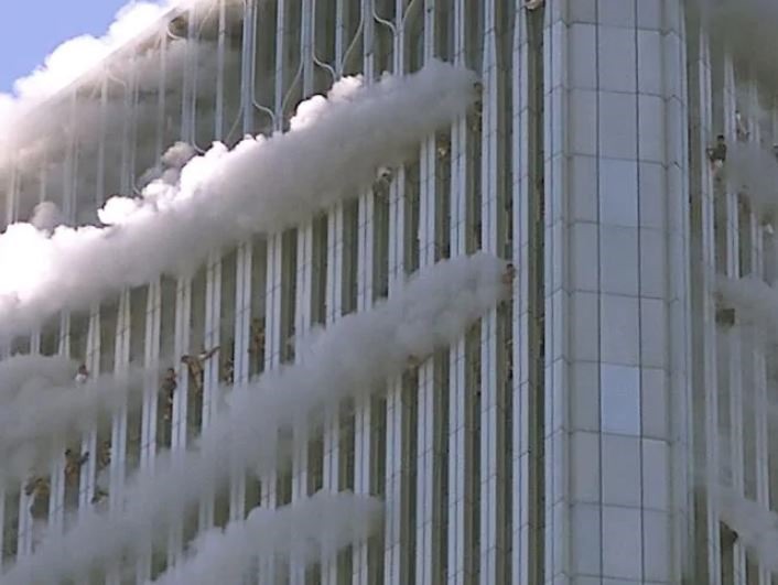 Mọi người ở các cửa sổ của tháp phía bắc của Trung tâm Thương mại Thế giới sau khi máy bay lao vào tòa nhà. Ảnh: Getty Images