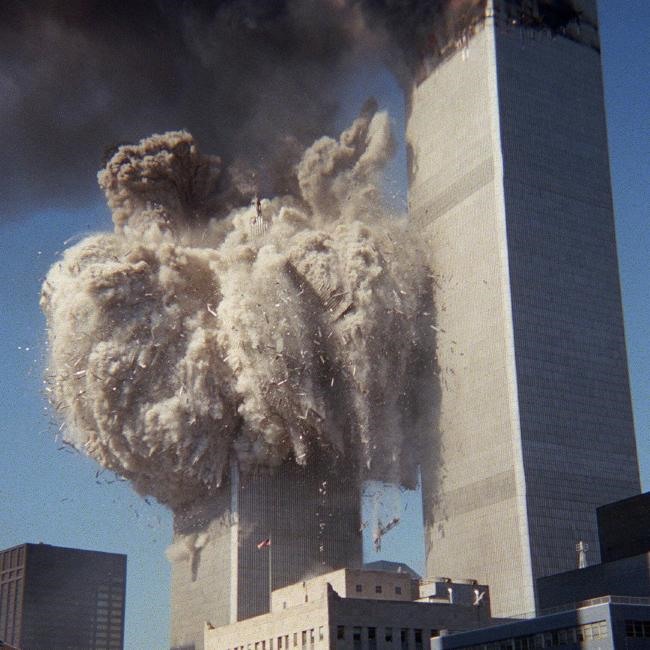 Khói bụi và các mảnh vỡ khi tòa tháp phía nam của Trung tâm Thương mại Thế giới sụp đổ. Ảnh: AP.