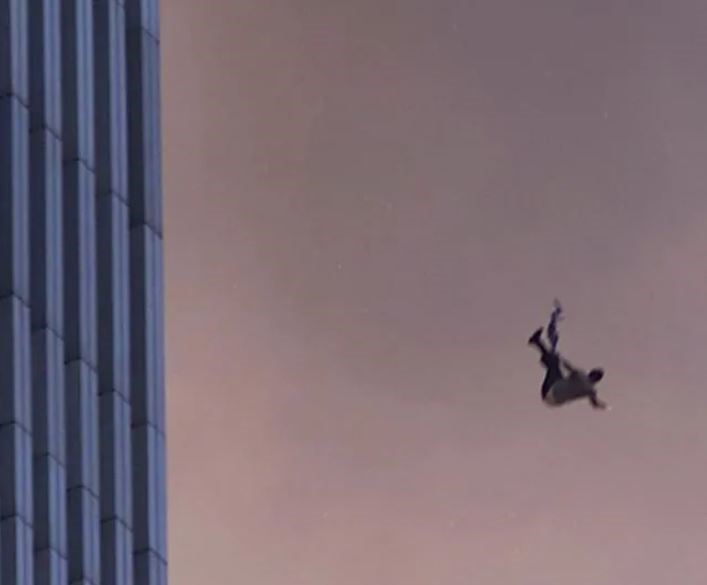 Một người rơi xuống từ các tòa tháp của Trung tâm Thương mại Thế giới. Ảnh: Getty Images