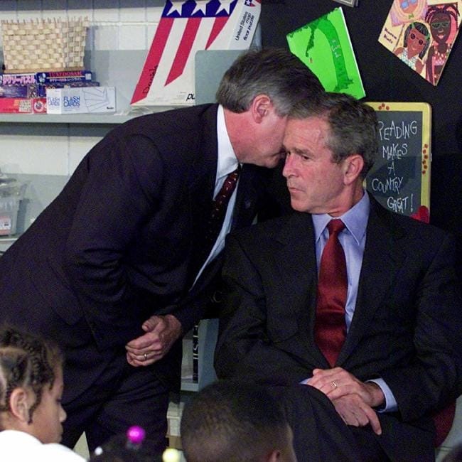 Cựu Chánh văn phòng Andy Card thông báo cho Tổng thống George W. Bush về việc máy bay đâm vào Trung tâm Thương mại Thế giới khi tổng thống Mỹ đang thăm trường tiểu học Emma E. Booker ở Sarasota, Florida. Ảnh: AP.