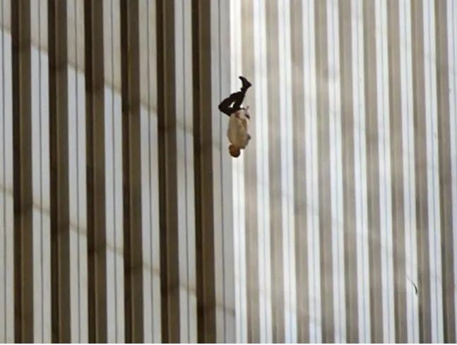 Bức ảnh này được biết đến với tên gọi: “The Falling Man” - một người đàn ông vô danh lao xuống từ tháp phía bắc của Trung tâm Thương mại Thế giới lúc 9h41 trong vụ tấn công khủng bố. Ảnh: Richard Drew/ AP.