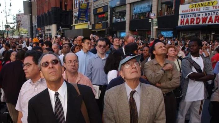 Người dân New York bàng hoàng chứng kiến vụ khủng bố ngày 11.9.2001. Ảnh: Getty.