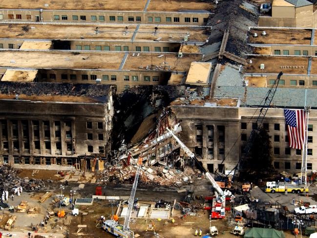 Cuộc tấn công khủng bố gây thiệt hại cho phần phía tây của tòa nhà Lầu Năm Góc. Ảnh chụp ngày 14.9. Ảnh: BQP Mỹ.