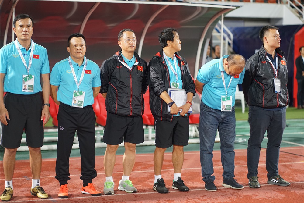 Trợ lý Lê Huy Khoa luôn sát cánh cùng ông Park ở các giải đấu lớn. Ảnh: Đ.H