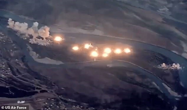Những hình ảnh từ trong video về các máy bay chiến đấu Mỹ ném bom rải thảm gần 40 tấn bom xuống hang ổ của IS ở Iraq. Ảnh: Mail.