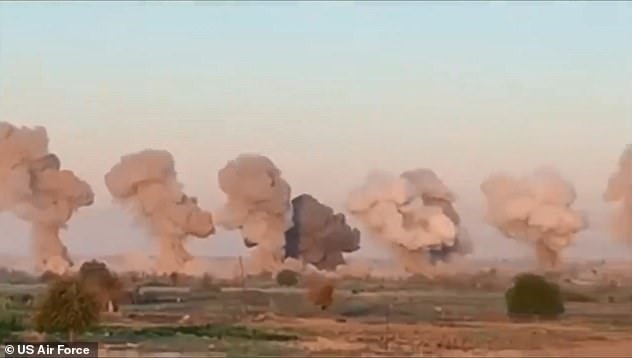 Những hình ảnh từ trong video về các máy bay chiến đấu Mỹ ném bom rải thảm gần 40 tấn bom xuống hang ổ của IS ở Iraq. Ảnh: Mail.