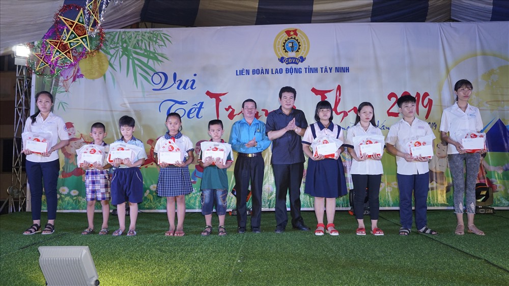 Lãnh đạo LĐLĐ tỉnh và Huyện ủy Trảng Bàng trao tặng học bổng cho các em học sinh.