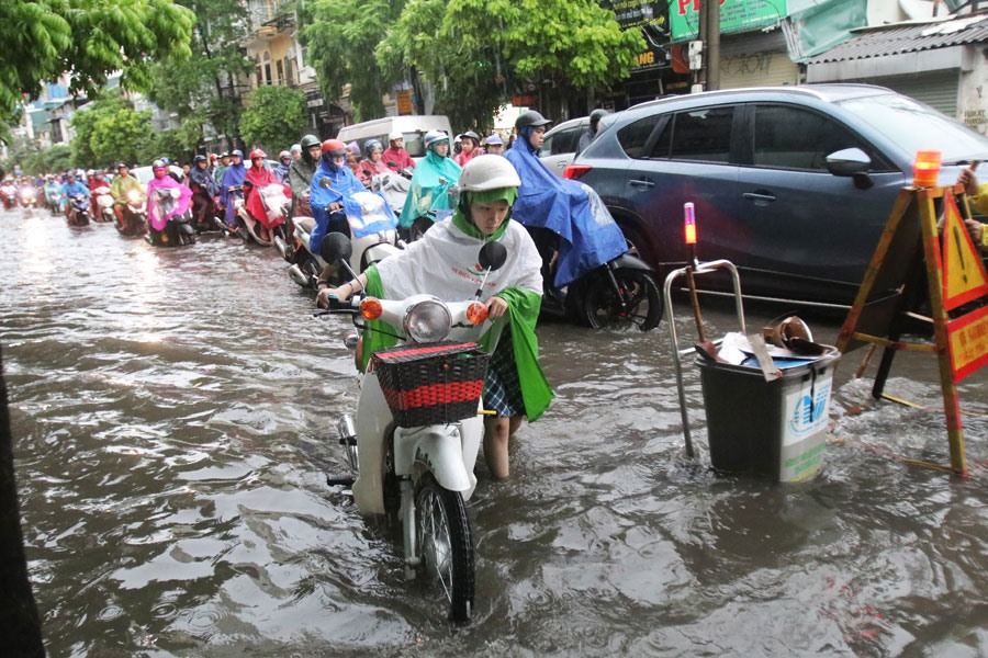 Chỉ một cơn mưa vừa, một số tuyến phố Hà Nội đã thành sông. Ảnh: TÔ THẾ