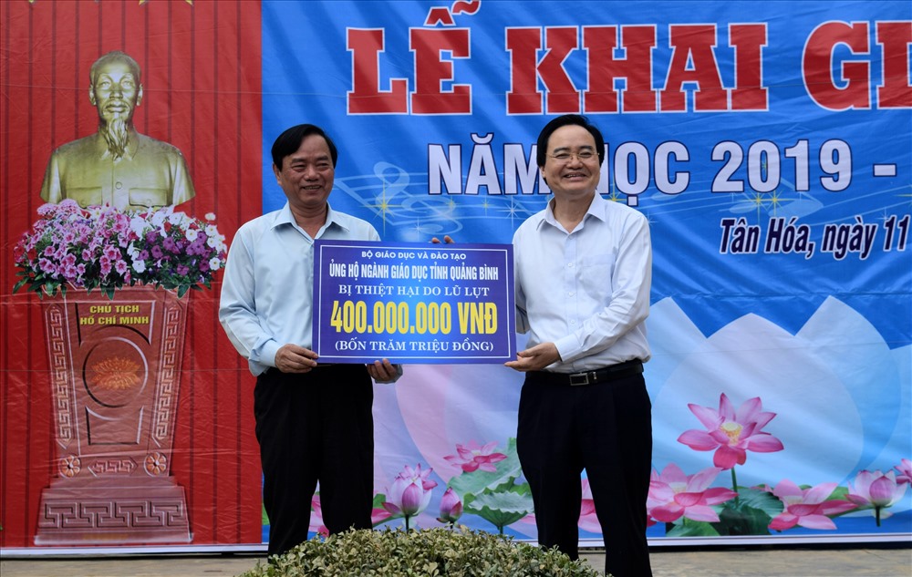 Bộ trưởng Phùng Xuân Nhạ trao hỗ trợ 400 triệu đồng cho ngành GDĐT Quảng Bình. Ảnh: LPL