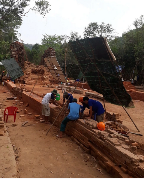 Một phế tích tháp E được đơn vị thi công thuê thợ địa phương đắp gạch giả Chăm lên phía trên phần tường gạch cũ (ảnh P.V)