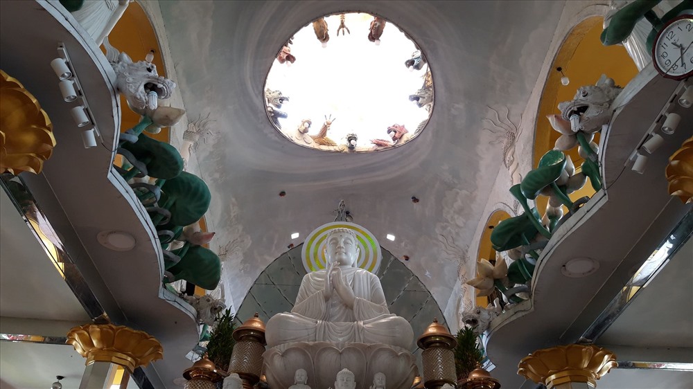 Phần nóc ở giữa ngôi chùa có một lỗ to khoảng 20m2. Ảnh TK.