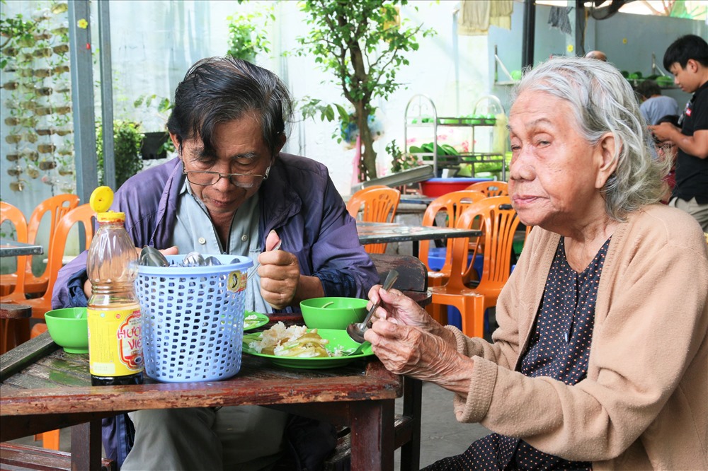 Một đôi vợ chồng già có hoàn cảnh khó khăn dùng bữa tại quán. Ảnh: B.T