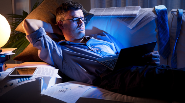 Thức khuya dễ dẫn đến một số bệnh liên quan về mắt, tiêu hóa, tim mạch... ảnh: S.T