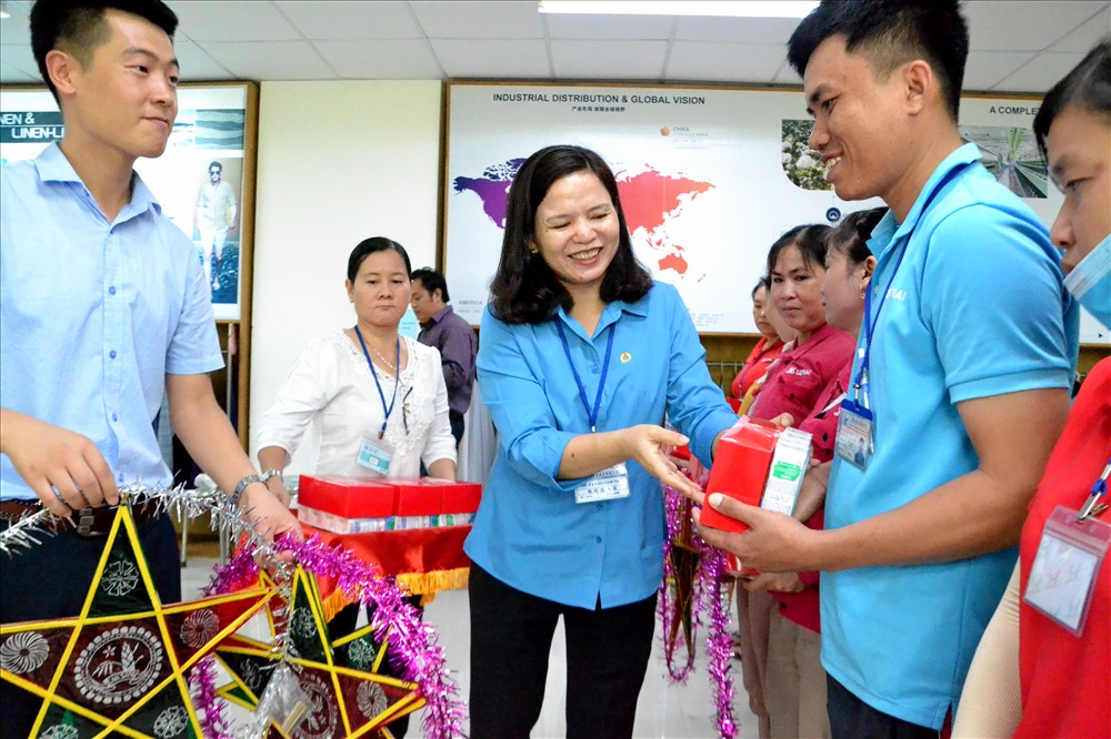 Bà Phan Thị Diễm trao quà cho CNLĐ Cty Lu An. Ảnh: LT