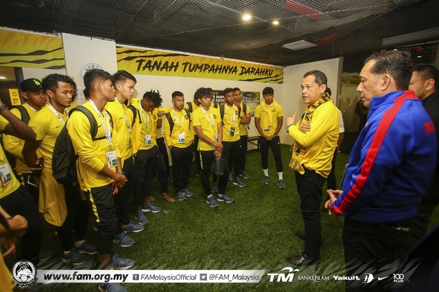 Chủ tịch LĐBĐ Malaysia dặn dò các cầu thủ sau trận thua UAE. Ảnh: Fam.