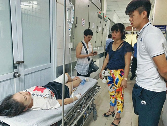 Duy Mạnh đến thăm CĐV nữ bị thương. Ảnh: CLB Hà Nội.