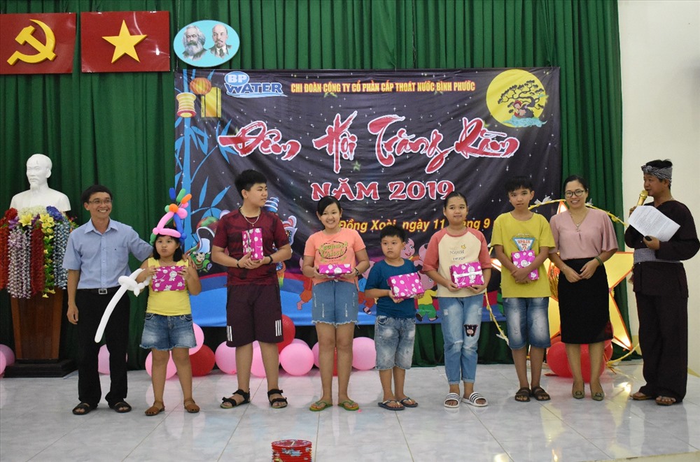 Ban lãnh đạo và đại diện Công đoàn Công ty cổ phần cấp thoát nước Bình Phước tặng quà cho các cháu thiếu nhi.