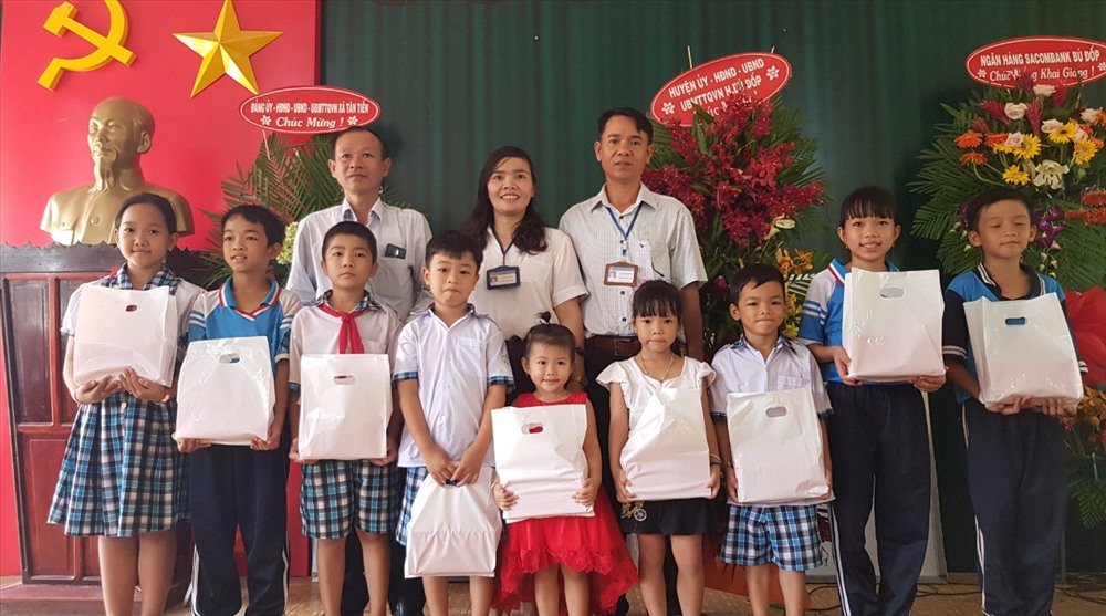 Ông Đỗ Thanh Dũng - Chủ tịch Công đoàn ngành Giáo dục tỉnh và Ban Chấp hành công đoàn cơ sở Trường THCS & THPT Tân Tiến trao quà cho các cháu.