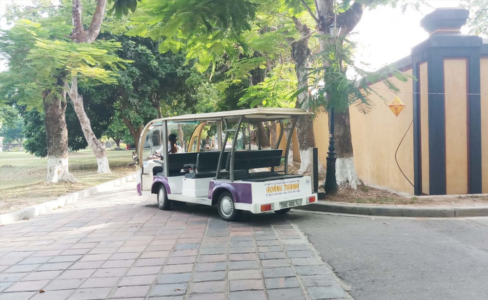 Trong khuôn viên Di tích Kinh thành Huế chỉ được di chuyển bằng xe điện.
