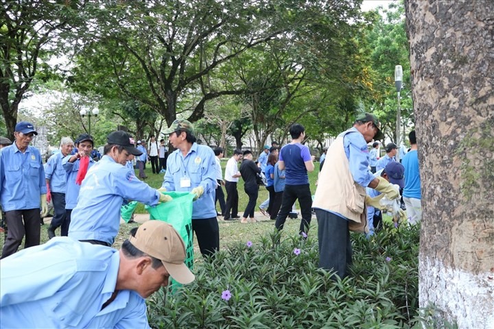 Các đoàn viên nghiệp đoàn xích lô, xe thồ Huế tham gia nhặt rác hưởng ứng “Ngày chủ nhật xanh“. Ảnh: PĐ.