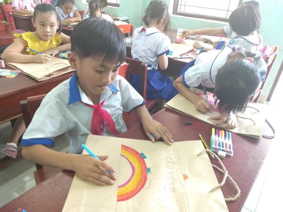 Các học sinh trên địa bàn thành phố làm túi giấy thay thế túi ni lông.