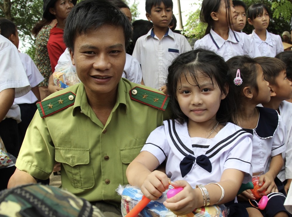 Chính những món quà nhỏ trong ngày hội Trung thu sẽ giúp các em học sinh ở làng Đrang Phốk có thêm niềm vui để đến trường.