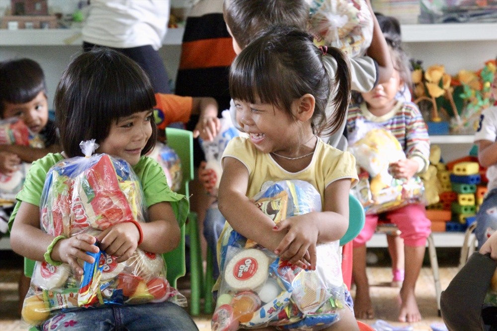 Nụ cười hồn nhiên của hai em nhỏ khi nhận được quà Trung thu.