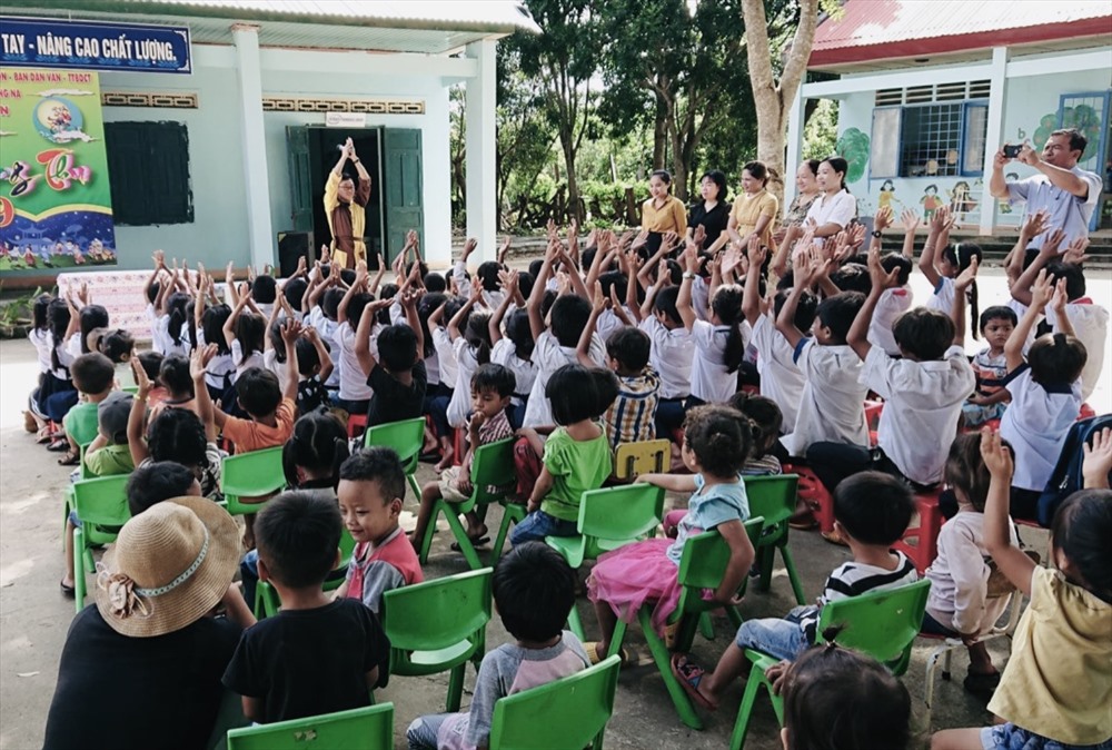 Chương trình Tết Trung thu do Bộ đội biên phòng tỉnh Đắk Lắk tổ chức ở trường tiểu học Y Jut có Chị Hằng, Chú Cuội tổ chức các trò chơi cho các em học sinh.