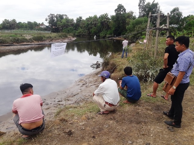 Hình ảnh người dân ra nghe ngóng thông tin cá sấu xuất hiện ở khúc sông này