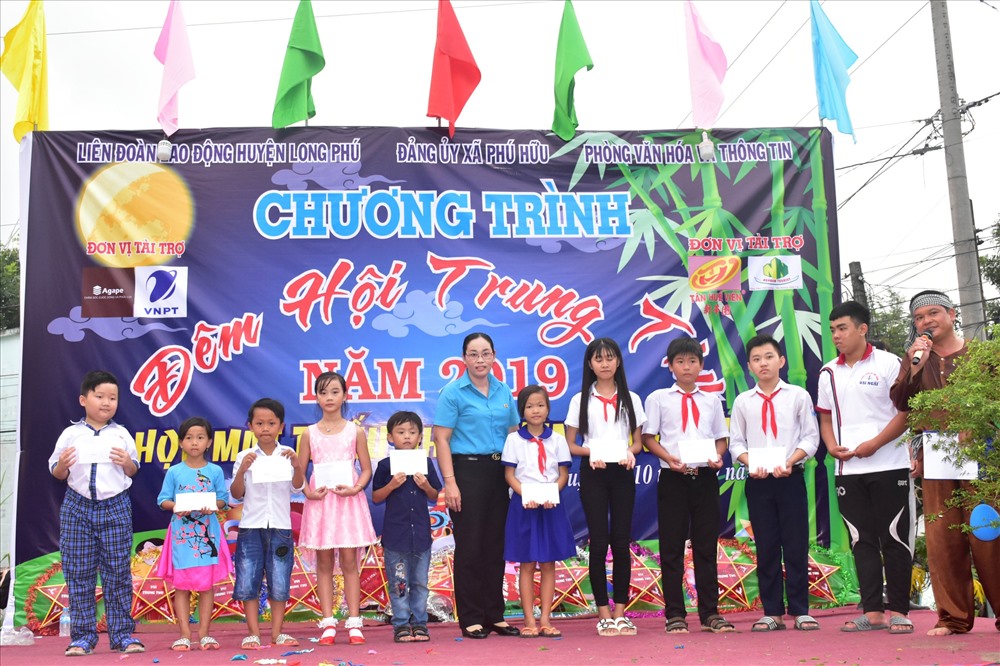 Vui Trung thu và tặng quà, học bổng cho con đoàn viên, CNVCLĐ tại huyện Long Phú. Ảnh: Trường Khoa