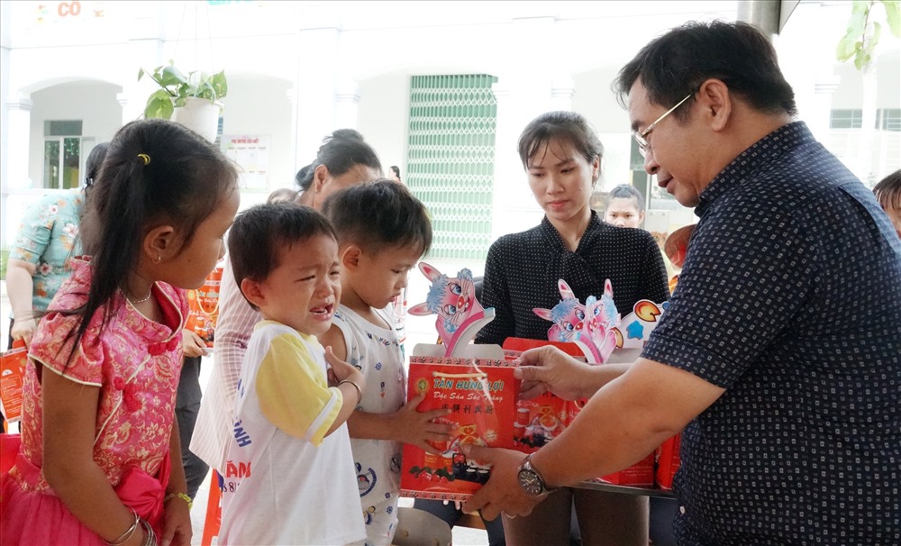 Chủ tịch LĐLĐ tỉnh Sóc Trăng tặng quà cho các cháu thiếu nhi là con đoàn viên, CNVCLĐ tại Thị xã Ngã Năm. Ảnh: Trường Khoa