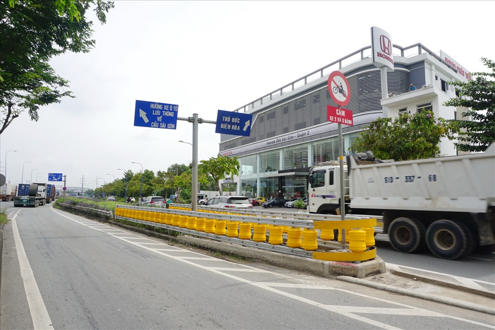 Khoảng nửa tháng qua, 2 dải phân cách gắn nhiều con quay màu vàng trên đường Mai Chí Thọ (quận 2) hướng về quận Thủ Đức.