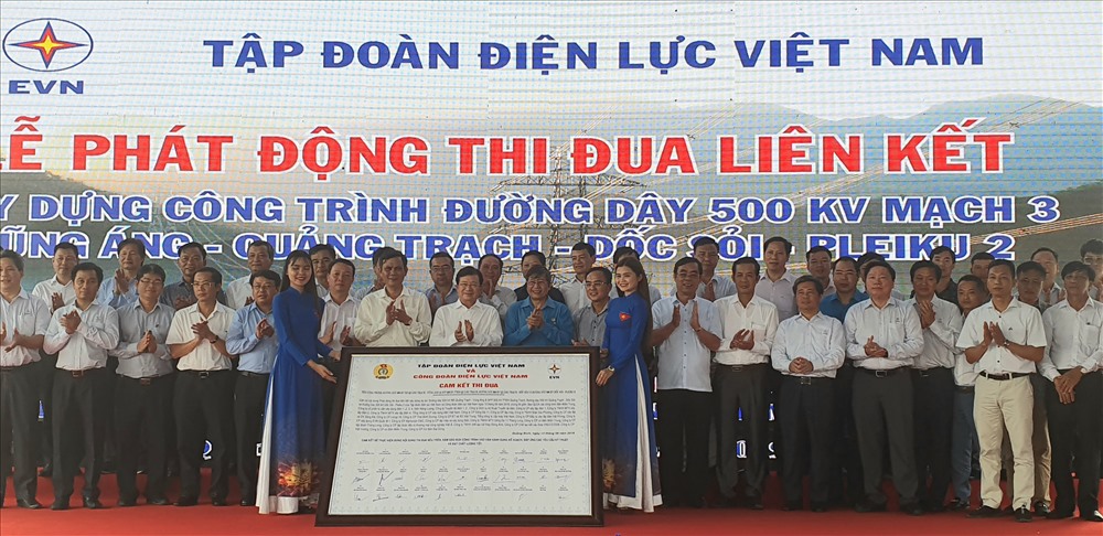 Đại diện các bên liên quan ký kết thi đua dưới sự chứng kiến của Phó Thủ tướng Trịnh Đình Dũng. Ảnh: Lê Phi Long