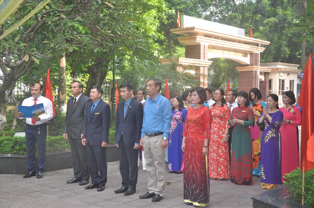 Đồng chí Trần Văn Thuật, Phó Chủ tịch Tổng LĐLĐVN cùng lãnh đạo Nhà trường dâng hương tại Tượng đài Chủ tịch Hồ Chí Minh.