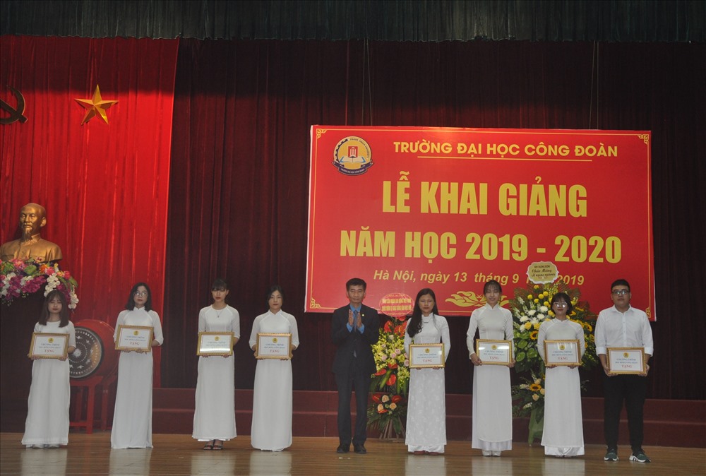 Đồng chí Trần Văn Thuật, Phó Chủ tịch Tổng LĐLĐVN trao học bổng cho các sinh viên.