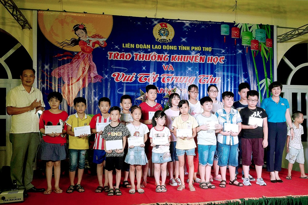 Đồng chí Phạm Sơn và đồng chí Đỗ Thị Ngọc Ánh - Phó Chủ tịch LĐLĐ tỉnh trao thưởng cho các cháu đạt học sinh giỏi toàn diện.